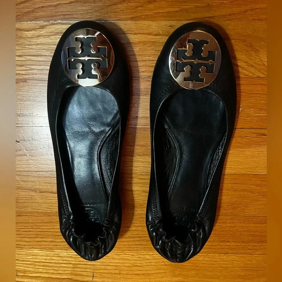 Tory Burch ballet flats. Gold medallion. Black leather.